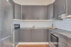 Η κουζίνα ή μικρή κουζίνα στο Heimby - Seaside View Luxury - Free Parking +20 φωτογραφίες