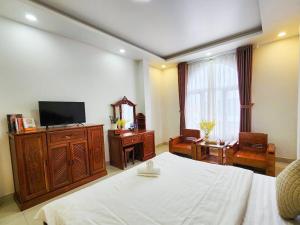 TV a/nebo společenská místnost v ubytování Hlong Dalat Hotel - Ngay Trung Tâm