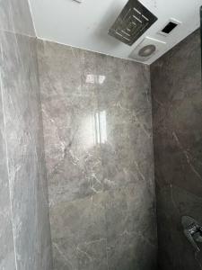 a bathroom with a marble shower with a ceiling at Studio beverly hills premium sheikh Zayed in Sheikh Zayed +15 photos
