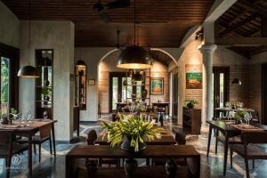 un ristorante con tavoli e sedie in una stanza di Nham Village Resort a Ninh Binh