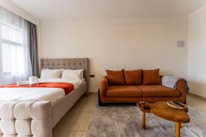 Giường trong phòng chung tại One Bedroom at The Loftel Ruaka +37 ảnh