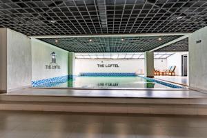 Hồ bơi trong/gần One Bedroom at The Loftel Ruaka