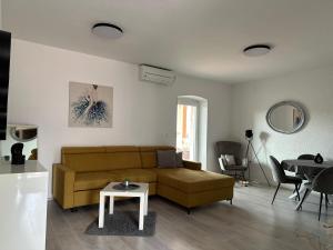 un salon avec un canapé et une table dans l'établissement Apartment Peloža 1, à Poreč