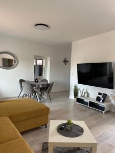 un salon avec un canapé et une table dans l'établissement Apartment Peloža 1, à Poreč