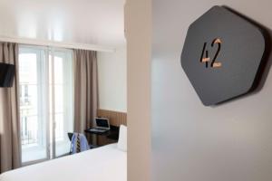 TV a/nebo společenská místnost v ubytování Hotel Korner Sorbonne