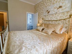 ブリドリントンにあるWellington Houseのベッドルーム1室(花の壁のベッド1台付) +34枚の写真