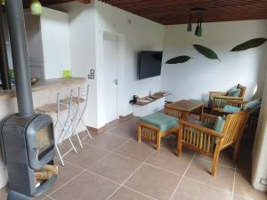 ein Wohnzimmer mit einem Holzofen und einem Tisch in der Unterkunft Maison ecologique avec jardin in Elne