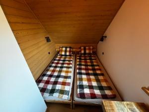 Postel nebo postele na pokoji v ubytování Bór i Woda - klimatyczny, drewniany dom w sercu jezior i lasów