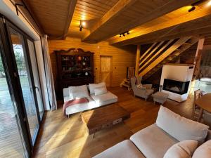 TV a/nebo společenská místnost v ubytování Bór i Woda - klimatyczny, drewniany dom w sercu jezior i lasów