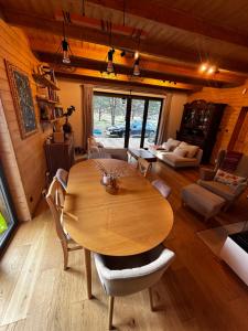 Posezení v ubytování Bór i Woda - klimatyczny, drewniany dom w sercu jezior i lasów