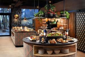 Makanan di atau berdekatan hotel