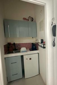 Кухня или мини-кухня в ELEGANT STUDIO VISTA LATERAL MAR IPANEMA BEST LOCATlON
