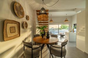 a dining room with a table and chairs at Jarko Luxury Houses in Argoulidhés