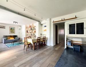 a dining room and living room with a table and chairs at Loft Évasion aux Portes de Paris in Bagnolet
