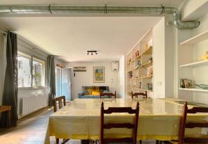 a kitchen and dining room with a table and chairs at Loft Évasion aux Portes de Paris in Bagnolet +6 photos