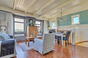a living room with a table and chairs at Appartement RoMi in Koedijk