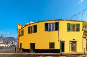 サンタ・マルゲリータ・リグレにあるIl Timoneの通路脇の黄色い建物