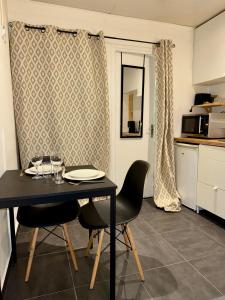 Η κουζίνα ή μικρή κουζίνα στο Ancienne chambre d hôtel