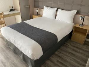Postel nebo postele na pokoji v ubytování Brit Hotel Argentan