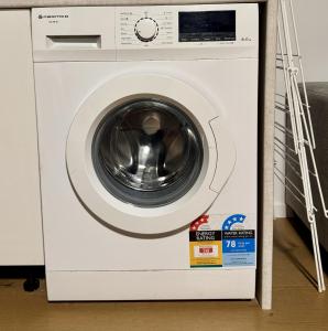 una lavadora en una caja en una habitación en Wanaka Matai Studio, en Wanaka