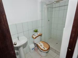 un baño con inodoro y lavabo en Fully furnished 3-Bedroom Apt In Tarapoto, en Tarapoto
