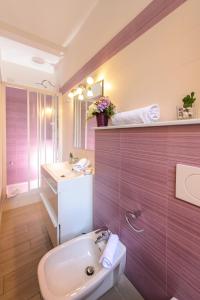 bagno con lavandino, servizi igienici e specchio di Il Timone a Santa Margherita Ligure