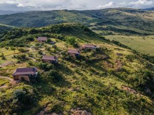 UlundiZulu Rock Lodge - Babanango Game Reserve的山上房屋的鸟瞰图