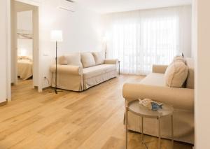 サロウにあるApartamento con Piscina a 100 M de la playaのソファとテーブルのあるリビングルーム +35枚の写真