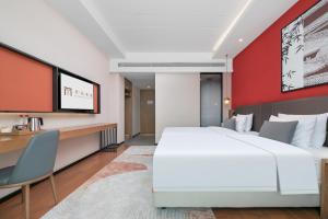 Postel nebo postele na pokoji v ubytování Mansion New Century Hotel Chengdu Wuhou