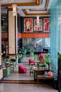 Khu vực ghế ngồi tại Town in Town Hotel Bangkok