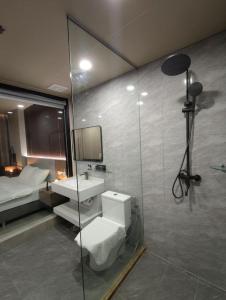 Koupelna v ubytování Skyport Hotel + 37 fotografií