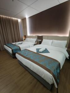 Postel nebo postele na pokoji v ubytování Skyport Hotel