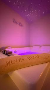 Fotografie z fotogalerie ubytování Moon Room, Nuit insolite - Ollioules Toulon Var v destinaci Ollioules