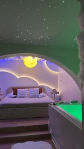 Postel nebo postele na pokoji v ubytování Moon Room, Nuit insolite - Ollioules Toulon Var