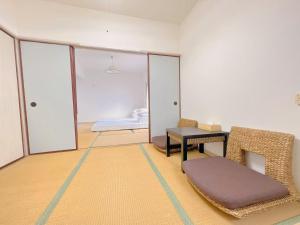 ein Zimmer mit einem Tisch und einem Stuhl und einem Bett in der Unterkunft 友縁の家Destined Bonds Haven西巣鴨 in Tokio