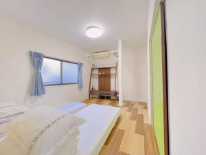 ein Schlafzimmer mit einem weißen Bett und einem Fenster in der Unterkunft 友縁の家Destined Bonds Haven西巣鴨 in Tokio + 21 Fotos
