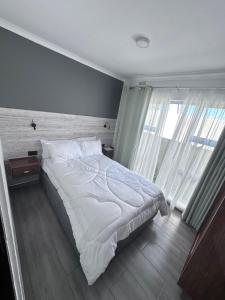 Ένα ή περισσότερα κρεβάτια σε δωμάτιο στο lush apartments