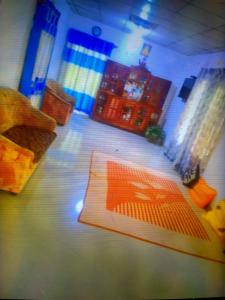 una persona sosteniendo una porción de pizza en una mesa en Nataliya, en Nikawatawana