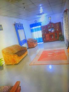 Una habitación con una cama y otros artículos en ella. en Nataliya, en Nikawatawana 1 foto más