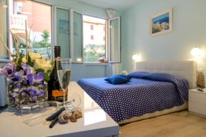 サンタ・マルゲリータ・リグレにあるIl Timoneのベッドルーム1室(ベッド1台、花のテーブル付)