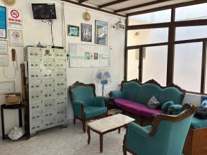 a living room with a couch and two chairs at Ali Baba Hotel Gümbet in Gümbet
