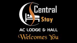 Un cartel que dice "central stay ac lodge and hall" le da la bienvenida. en Central Stay, en Godāvari