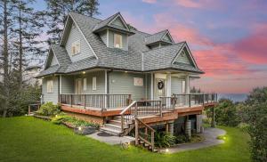 戈尔德比奇Epic ocean views at this private retreat just minutes from the beach的一座带围墙门廊和甲板的房子