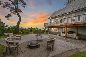 戈尔德比奇Epic ocean views at this private retreat just minutes from the beach的房屋设有带椅子和桌子的庭院