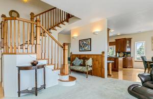 Epic ocean views at this private retreat just minutes from the beach的休息区