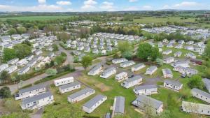 El barrio en el que está la casa vacacional o un barrio cercano