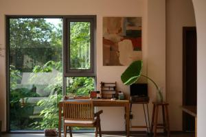 escritorio en una habitación con ventana y mesa en 张家界大峡谷迴音森林乡村民宿, en Cili 18 fotos más