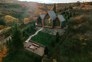 an aerial view of a cabin in the middle of a forest at Fenyőhegy Luxus Pihenőház Mátrakeresztes in Matrakeresztes