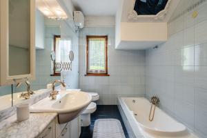 Ένα μπάνιο στο Villa Lolli +21 φωτογραφίες