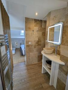 Koupelna v ubytování Évasion au calme - Maison cosy avec piscine et tennis